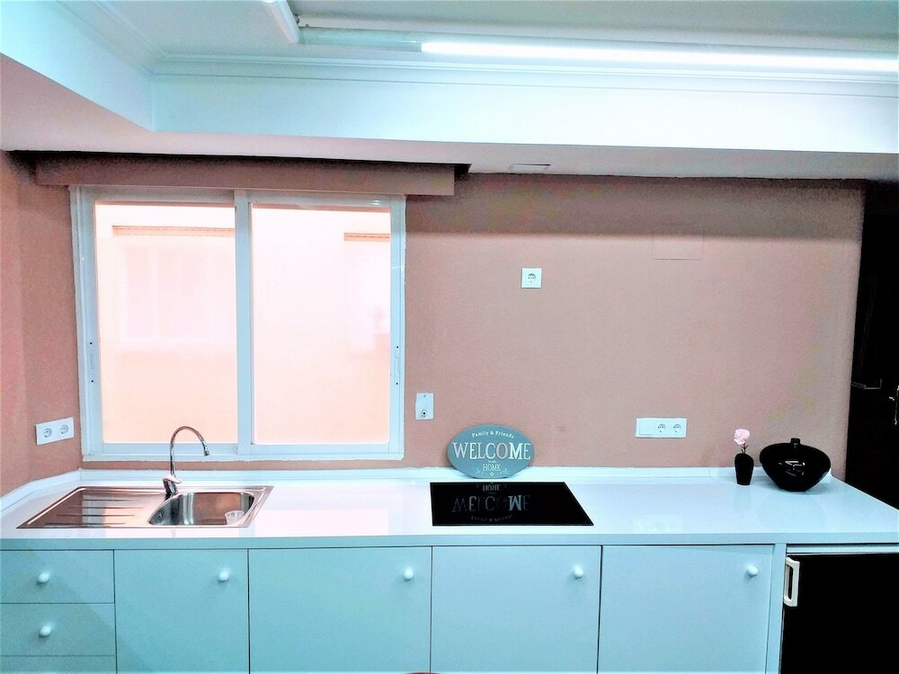 Фото Large Apartment with large and sunny Terrace - Garden & Outdoor Gym, Alicante Center