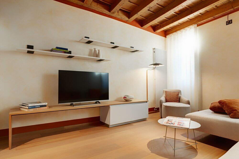 Фото 1881 Luxury Suites