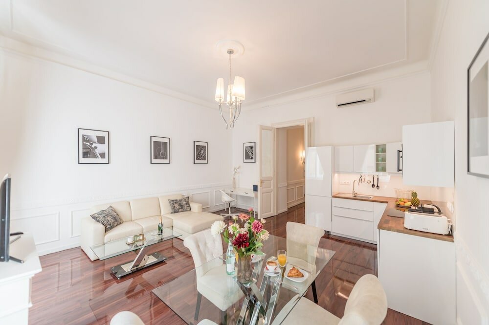 Фото Music Academy Bedroom Suite Café Vian Apartman Kft