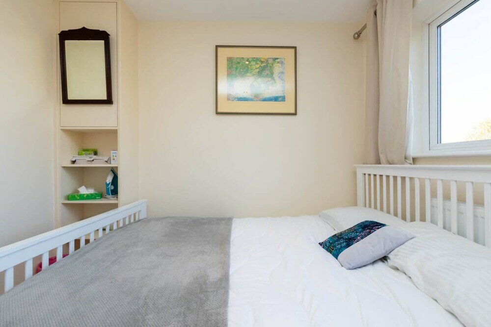 Фото Quiet 3 Bedroom House With a Garden in Putney