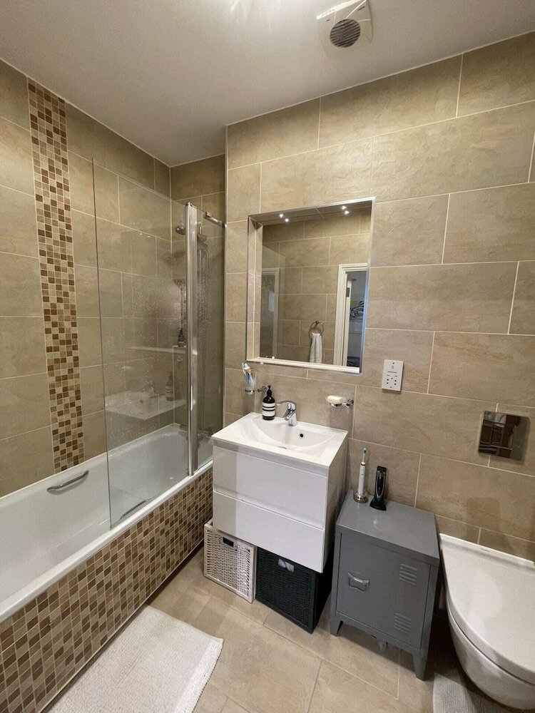 Фото Chic Victorian Flat in Private Estate - Mile End!