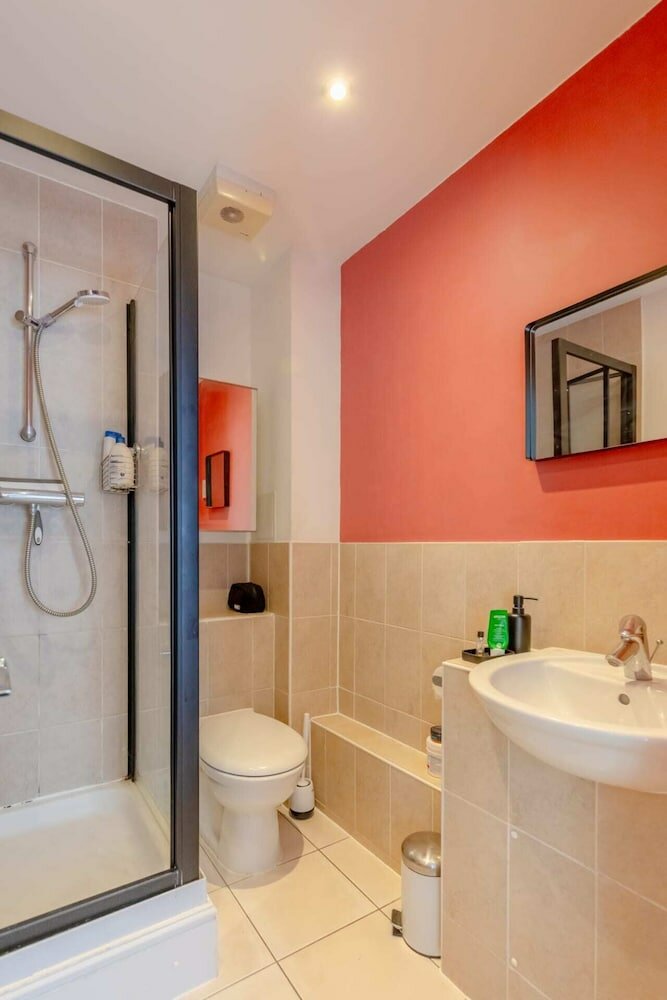 Фото Light & Modern 2bd Flat With Balcony - Brick Lane