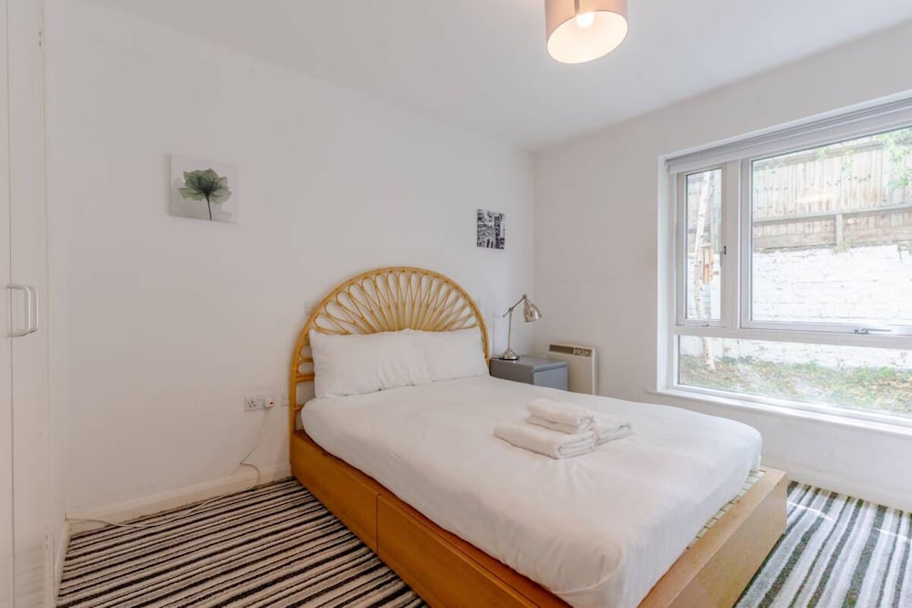Фото Spacious 1 Bed Apartment Near Shoreditch Park
