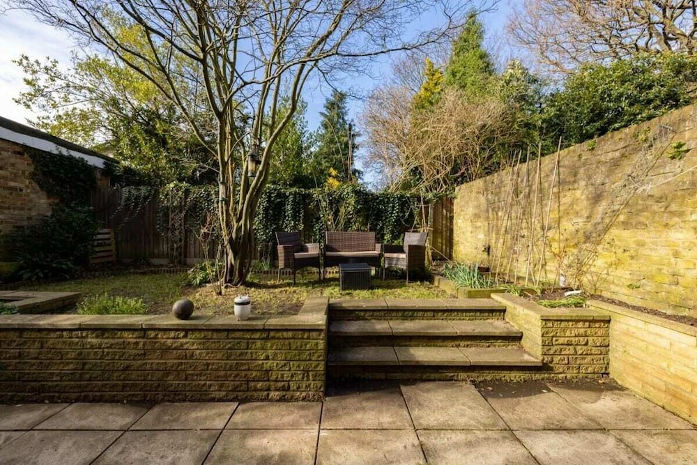 Фото The Richmond Upon Thames Escape - Modern & Bright 2bdr Flat With Parking