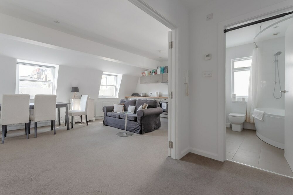 Фото Bright & Airy 1 Bedroom Apartment in Central London