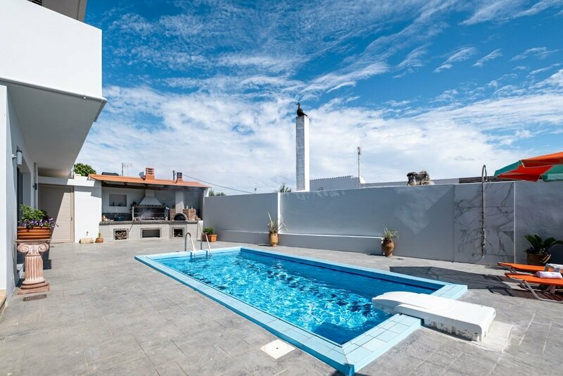 Гостиница Vivian's Cosy Apartment with Pool & Privacy