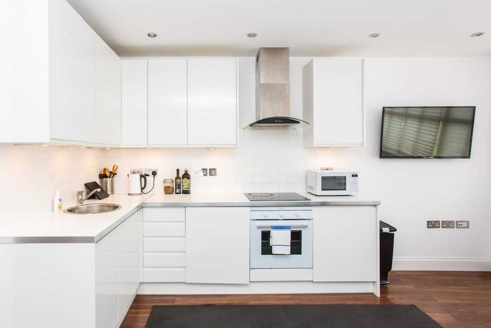 Фото Energised Apartment With Gym in Brent Park
