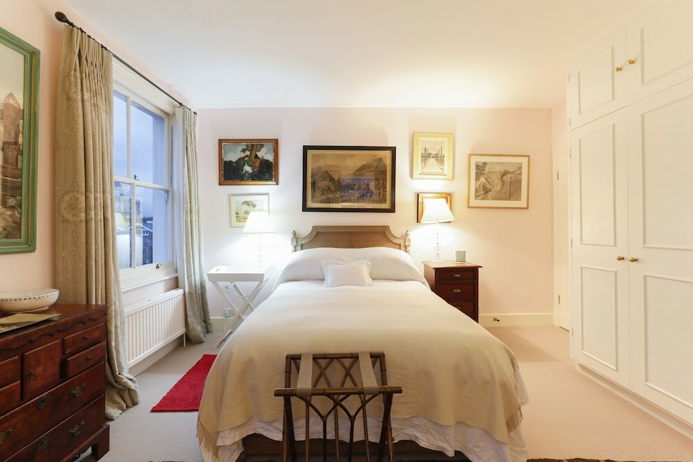 Фото Altido Attractive Chelsea Apartment Sleeps 4