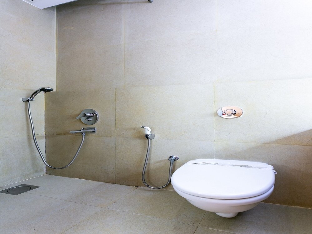 Фото Capital O 45587 The Roa Hotel