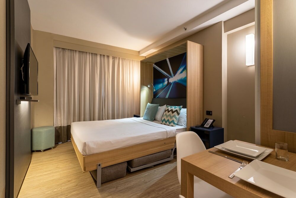 Фото Charlie Alphaville