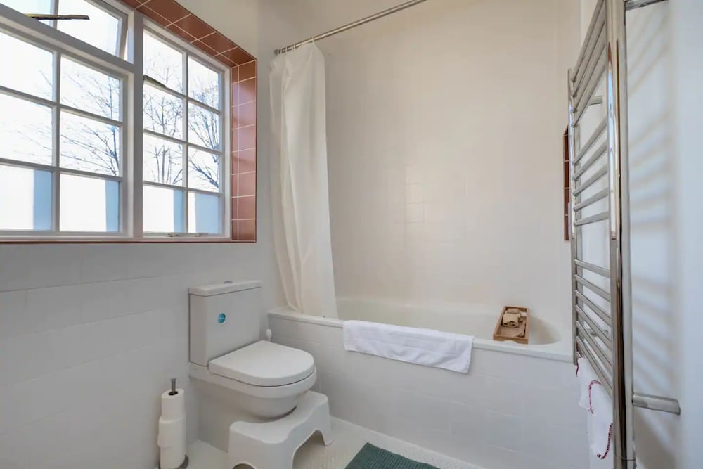 Фото Spacious and Bright 2 Bedroom Flat in Kentish Town