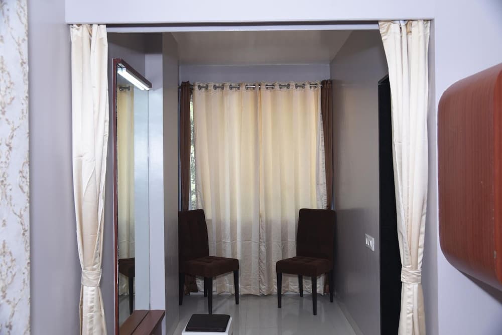 Фото Hotel Pushpak Satara