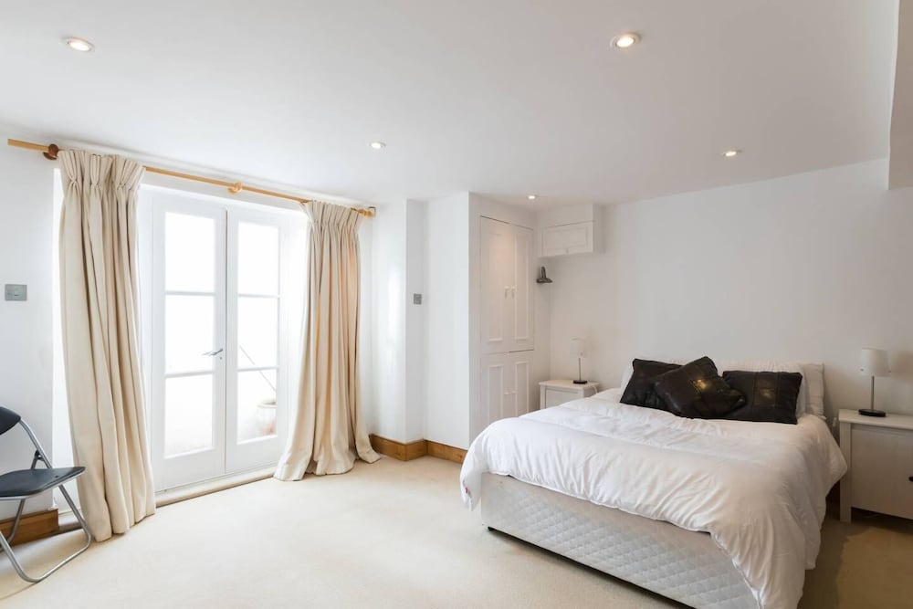 Фото Fabulous 4 Bed House With Garden in Fulham