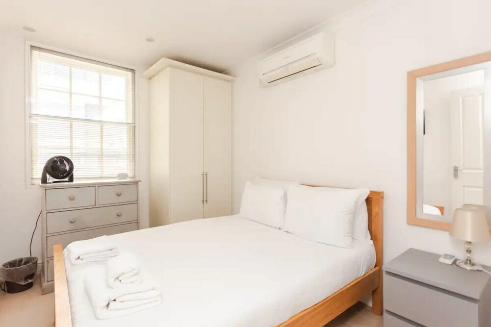 Фото Homely 2 Bedroom Flat Near Embankment Station