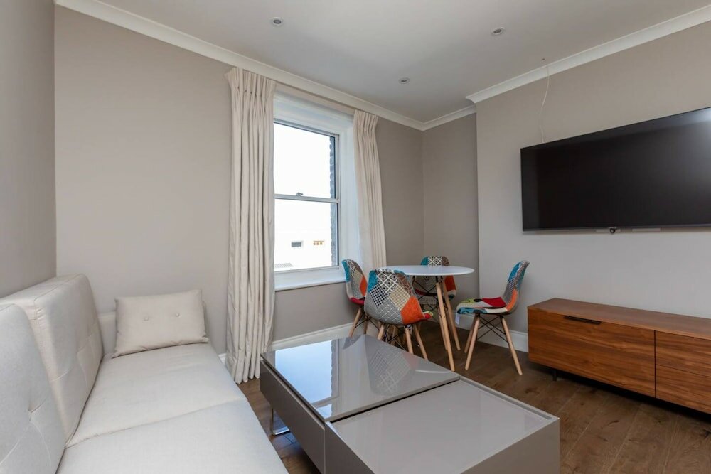 Фото Spacious & Pristine 2bd Flat - Balham