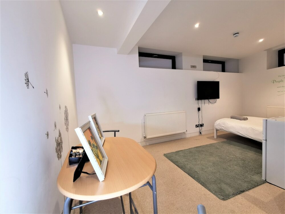 Фото Spacious Double Room with en-suite - 1b