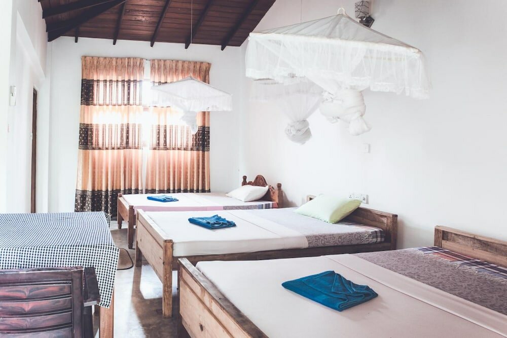 Фото Rupa's Hotel Arugambay