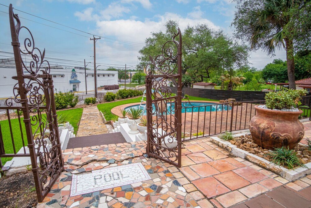 Фото Splash Into Vacation 6br Home w Pool & Waterslide