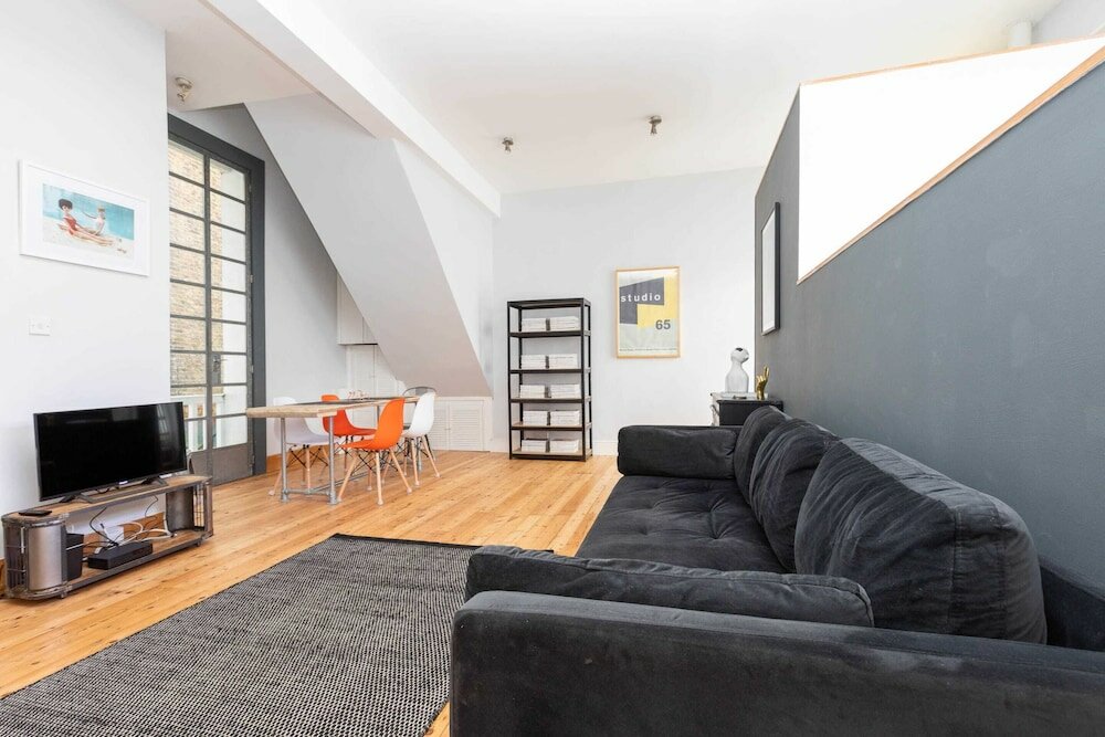 Фото Stylish 2 Bedroom Converted Victorian Storefront