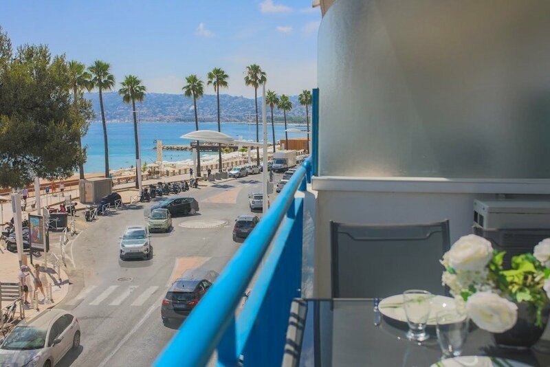 Апартаменты Cannes Juan Les Pins Front De Mer Vue в Жюане-ле-Пен