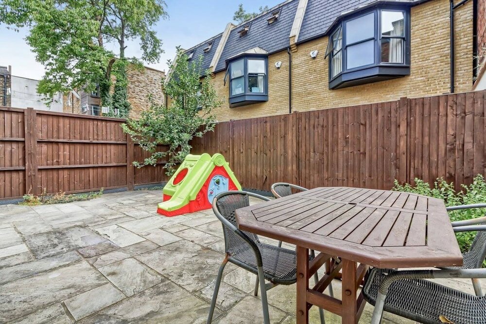 Фото Stylish and Bright 3 Bedroom Duplex in North London