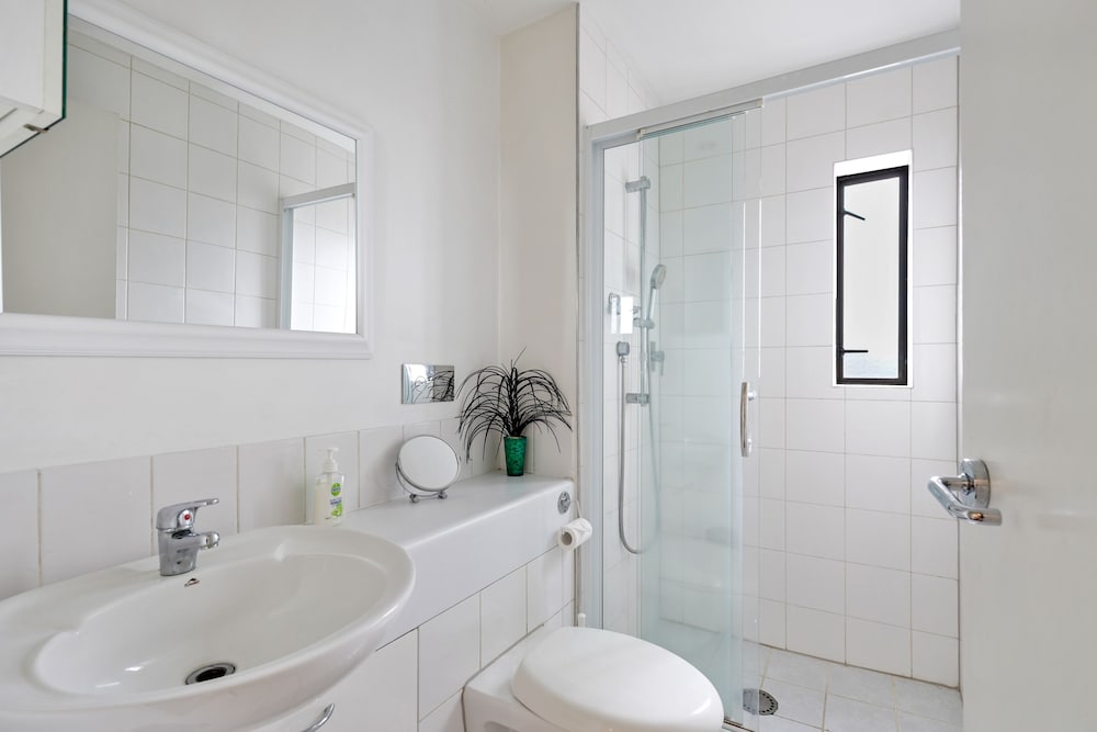 Фото Stylish Central 2br Apt nr Hospital