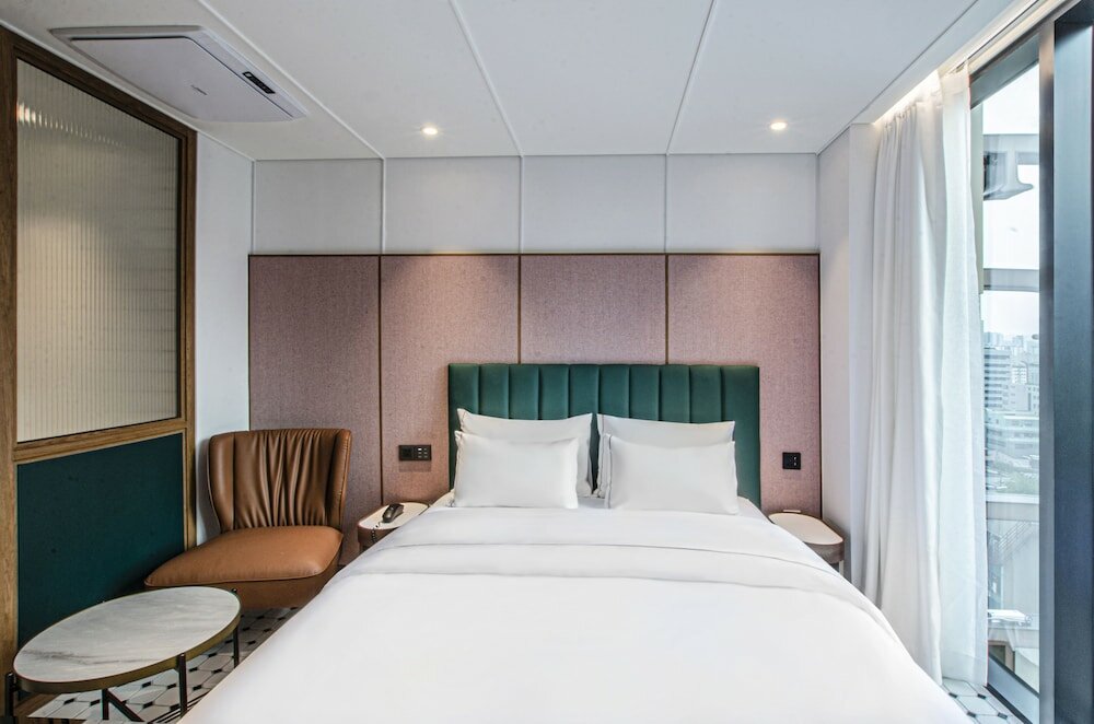 Фото Hotel The Castle 2