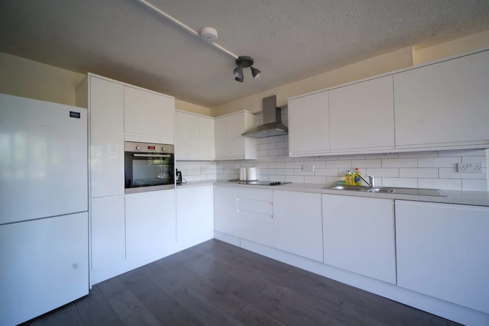 Фото Spacious 3 Bedroom Apartment in Battersea With Terrace