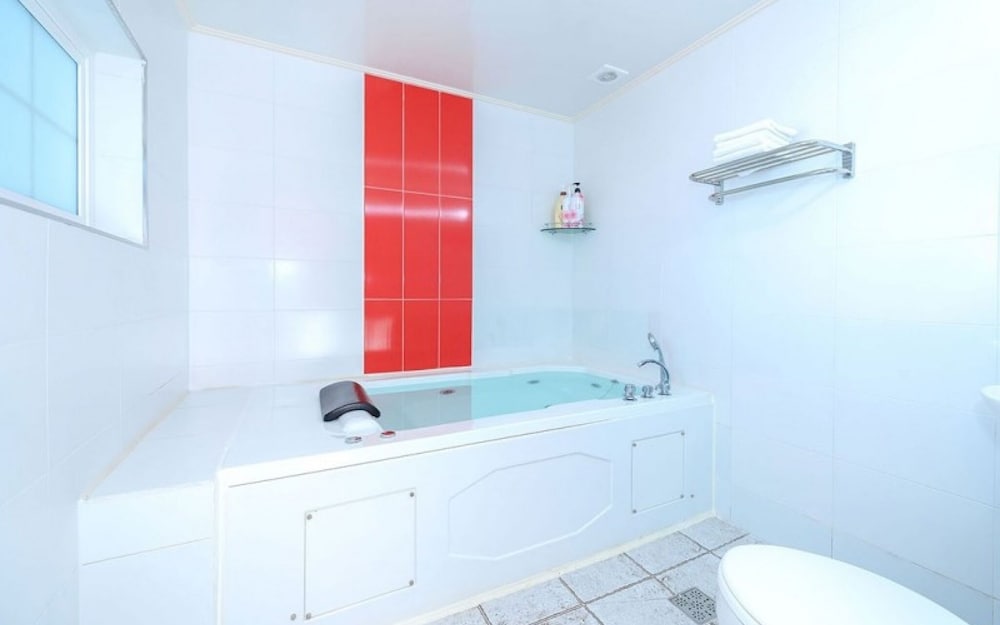 Фото Yeosu Maison Blanche Pension