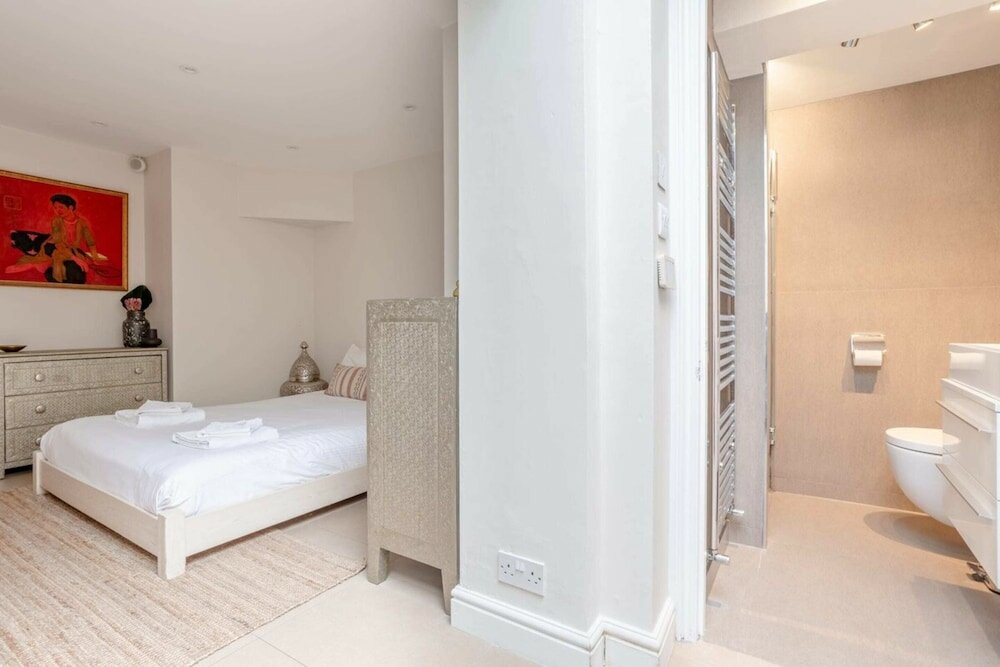 Фото Charmingly Unique and Recently Refurbished Watchman's Lodge in Camden Town
