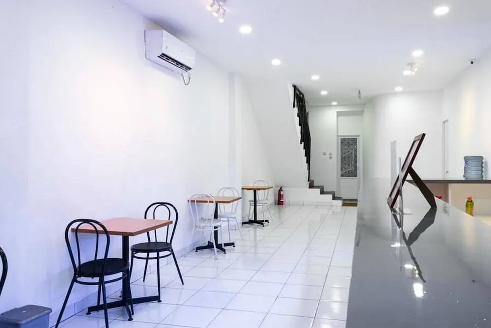 Фото RedDoorz Hostel near Taman Puring