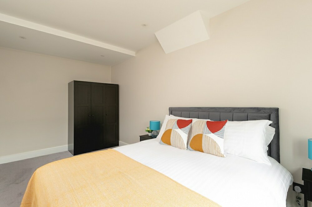 Фото Skyvillion Apartments Cockfosters