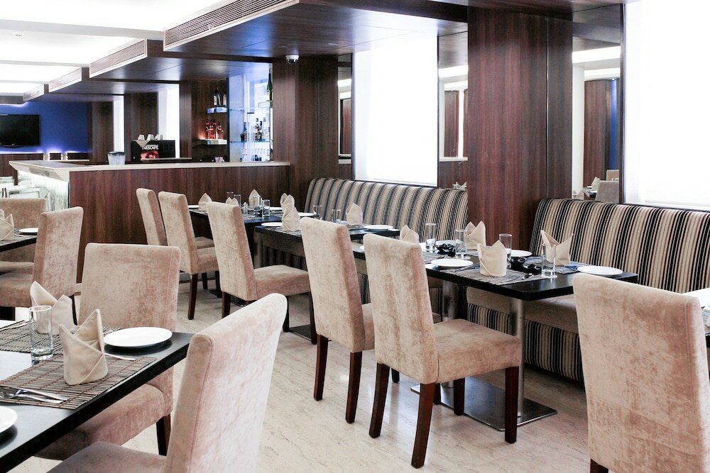 Фото Capital O 45587 The Roa Hotel