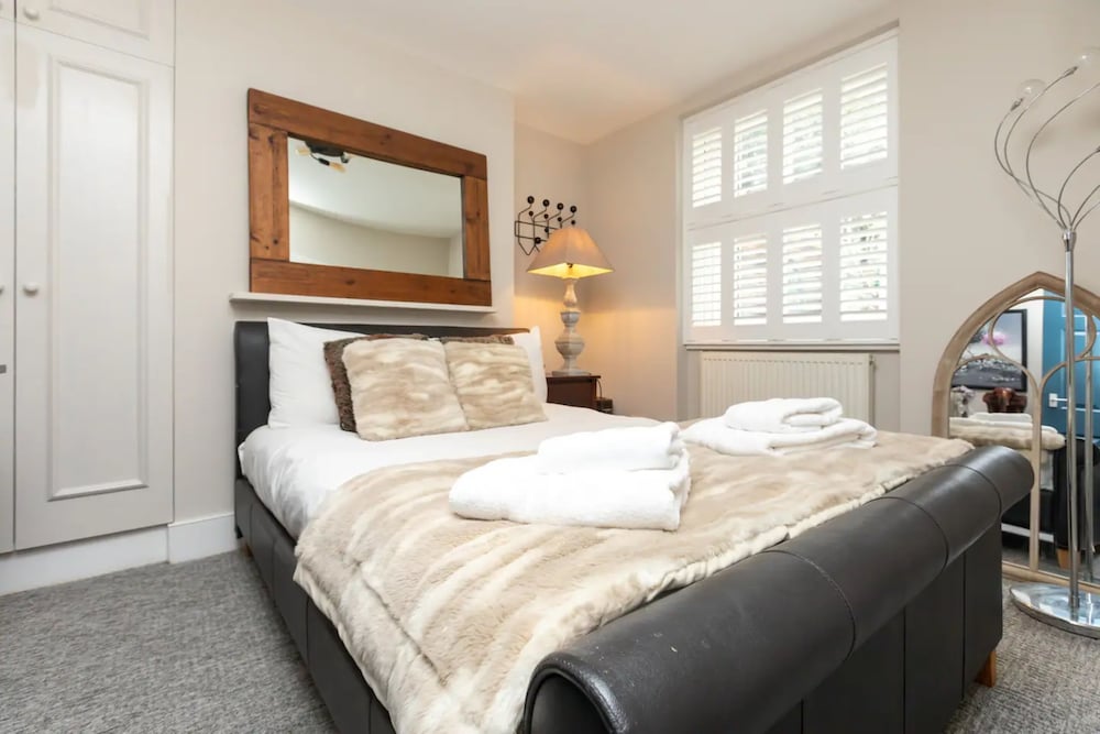 Фото Spacious 1 Bedroom Garden Flat Near King's Road