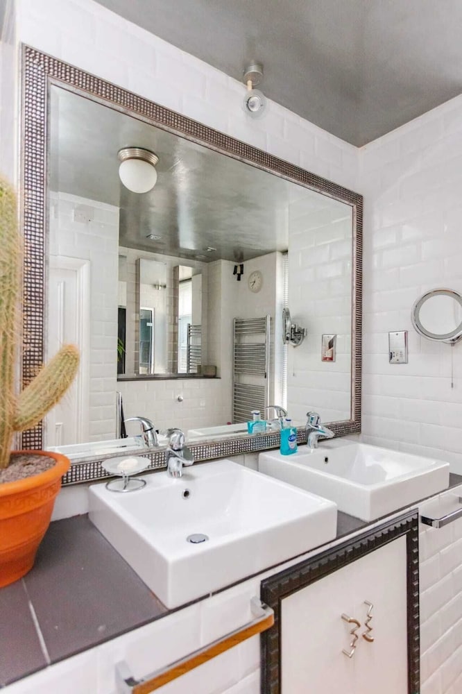 Фото Quirky 2 Bedroom Apartment in Elephant and Castle