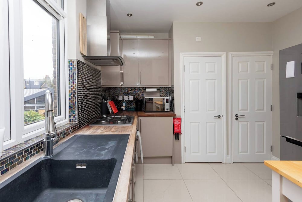 Фото Beautiful 3bd Garden Flat - Tooting!