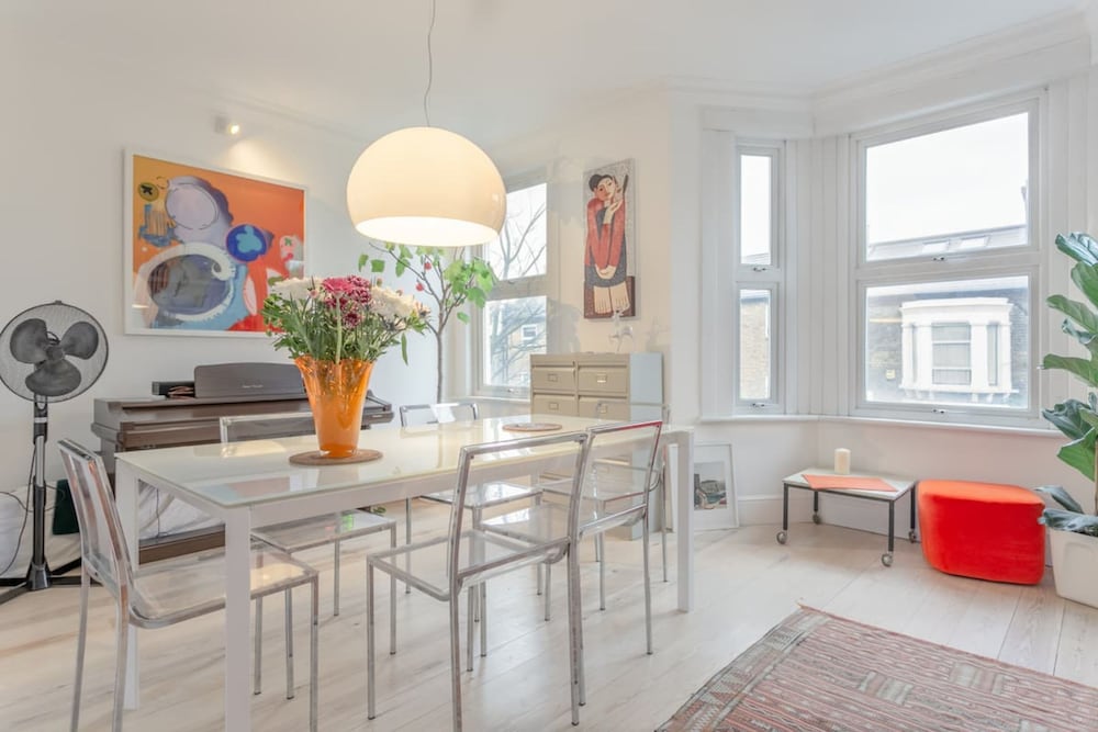 Фото Stylish 2 Bedroom Apartment in London