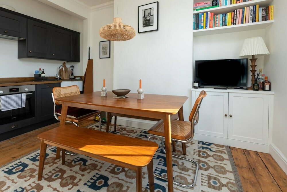 Фото Light and Spacious 1 Bedroom Maisonette - Brockley