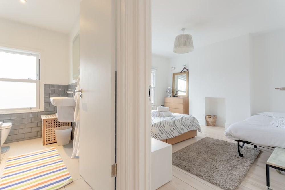 Фото Stylish 2 Bedroom Apartment in London