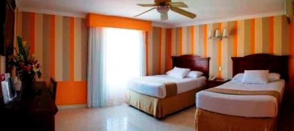 Фото Hotel Plaza Colonial