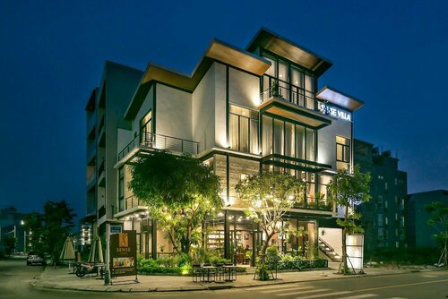 Гостиница Modern 4-bdr Villa Foosball Dart Cafe Walk to My Khe Beach в Дананге