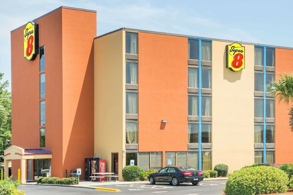 Фото Super 8 by Wyndham Myrtle Beach/Market Common Area