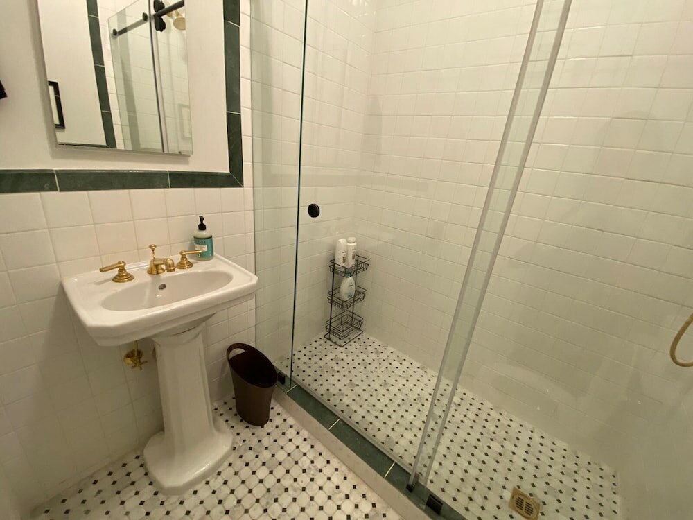 Фото Gorgeous Studio in Beverly Boulevard! Sleeps 4!