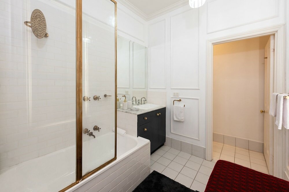 Фото Quiet 2 Bedroom Apartment in Heritage Building in the Cbd