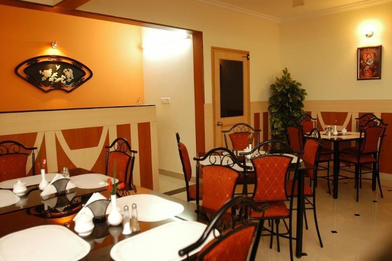 Фото Hotel Raj Comforts - Golf View