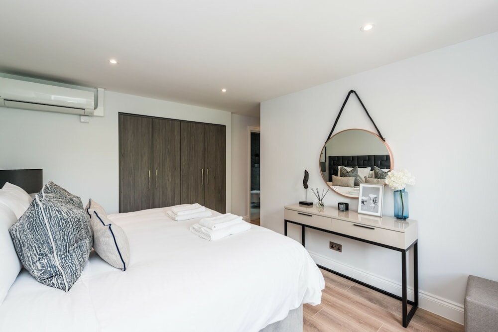 Фото The Carlyle - Elegant Serviced Apartments