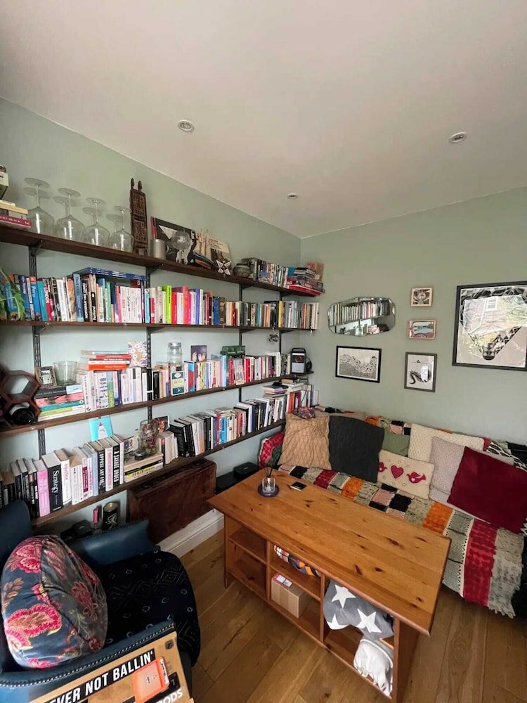 Фото Snug 1bd Flat With Balcony - Stoke Newington