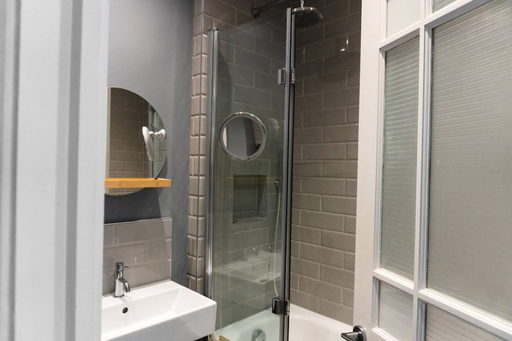 Фото Lovely 2bd Flat With Private Garden - Bounds Green