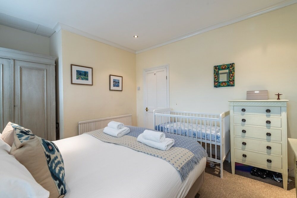 Фото Charming Victorian Family Home in Wimbledon