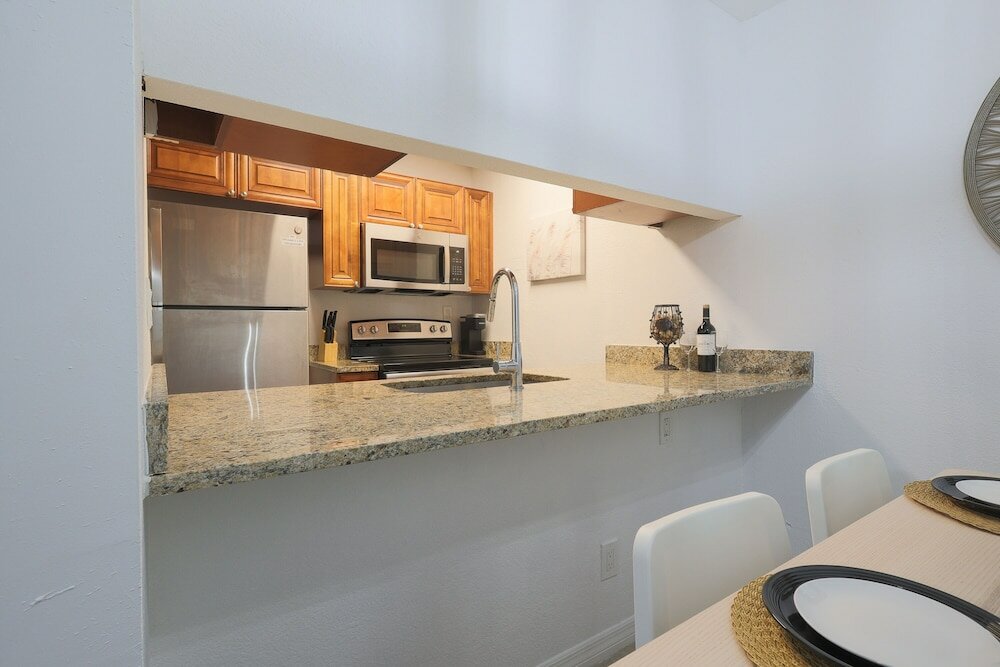 Фото Saint Joseph Suites Down Town Tampa